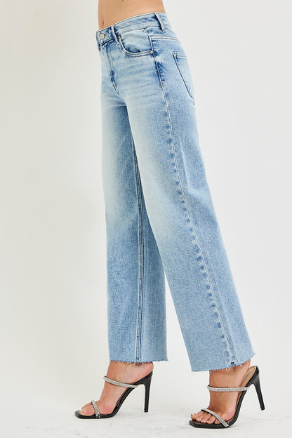 Mid-rise crop straight leg stretch denim jeans with clean cut hem and relaxed everyday fit